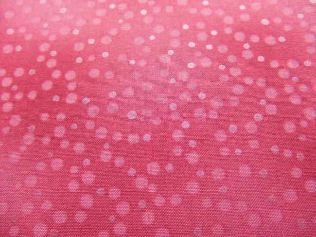 Coupon de coton à fond rose avec impression d'une farandole de petits pois