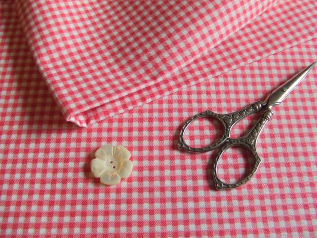 Coupon de coton à fond Vichy rose soutenu et petits pois blancs satinés
