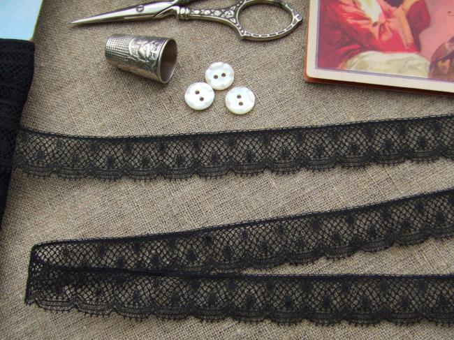 Charmante dentelle ancienne noire festonnée de Valenciennes, largeur 18mm