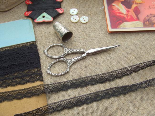 Charmante dentelle ancienne noire festonnée de Valenciennes, largeur 11mm