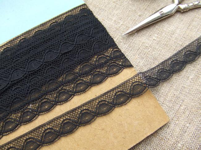 Charmante dentelle ancienne noire festonnée de Valenciennes, largeur 11mm
