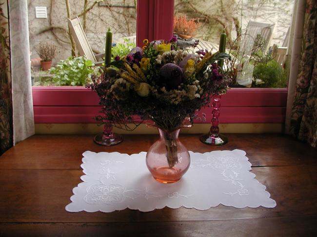 Très beau chemin ou centre de table richement brodé de fleurs