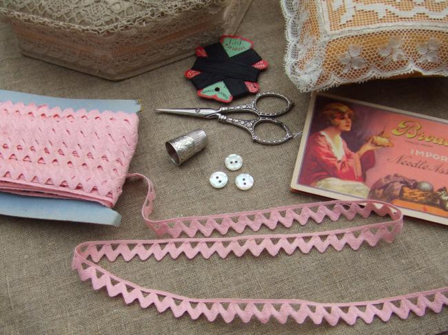 Joli  ancien galon croquet  à pied en coton de couleur rose clair (13mm)