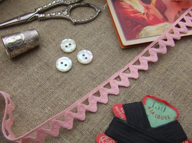 Joli  ancien galon croquet  à pied en coton de couleur rose clair (13mm)