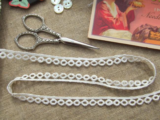 Charmante dentelle ancienne blanche à motif de petits oeillets(10mm)