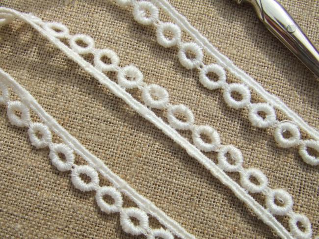 Charmante dentelle ancienne blanche à motif de petits oeillets(10mm)