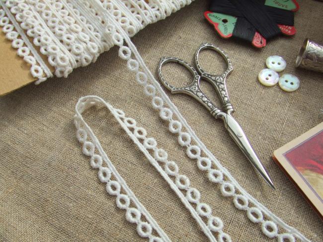 Charmante dentelle ancienne blanche à motif de petits oeillets(10mm)