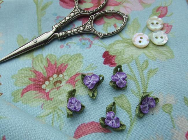 Adorable Série de 9 fleurettes violet en ruban à coudre sur vos projets couture