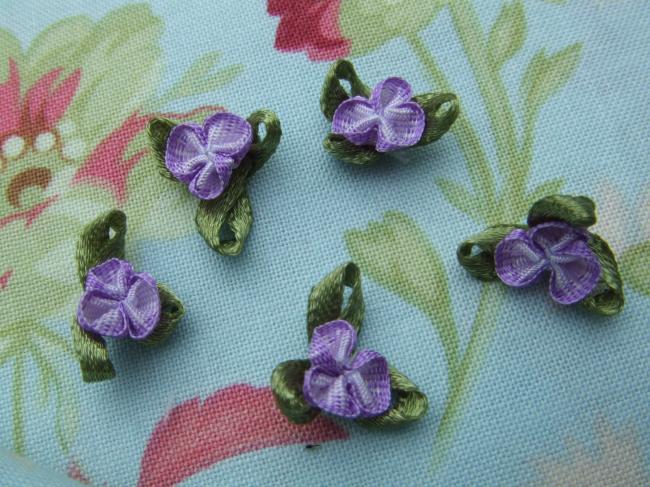 Adorable Série de 9 fleurettes violet en ruban à coudre sur vos projets couture