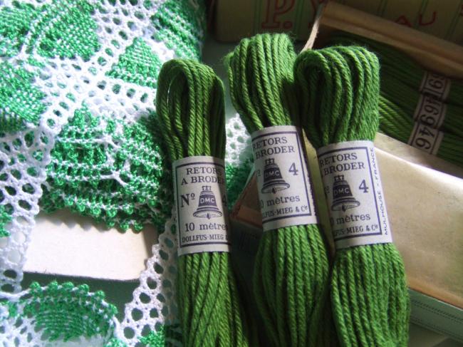 Echeveau coton retors à broder  DMC, n°4 , couleur Vert Forêt  (nuance n°2469)