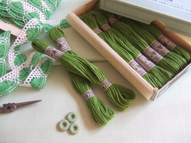 Echeveau coton retors à broder  DMC, n°4 , couleur Vert Olive (nuance n°2470)