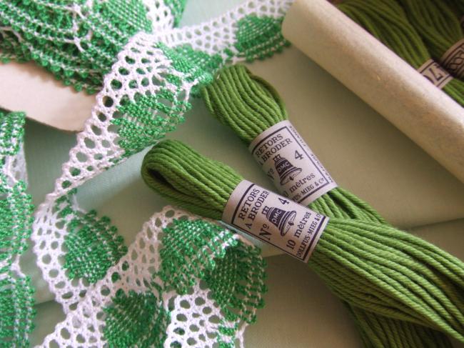 Echeveau coton retors à broder  DMC, n°4 , couleur Vert Olive (nuance n°2470)