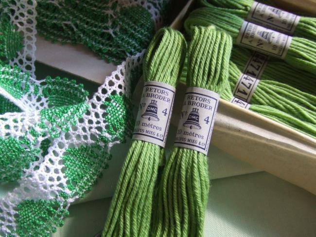 Echeveau coton retors à broder  DMC, n°4 , couleur Vert Mousse (nuance n°2471)