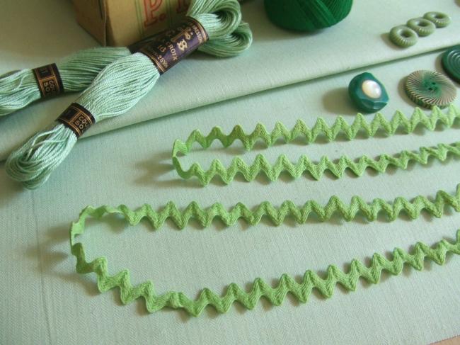 Très joli ancien galon croquet de couleur Vert printanier (10mm)