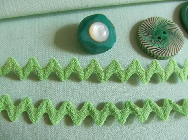 Très joli ancien galon croquet de couleur Vert printanier (10mm)
