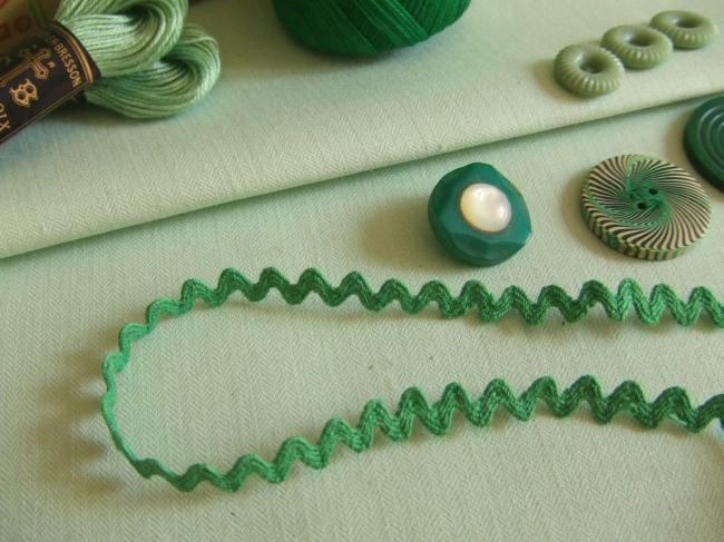 Très joli ancien galon croquet de couleur Vert moyen (7mm)