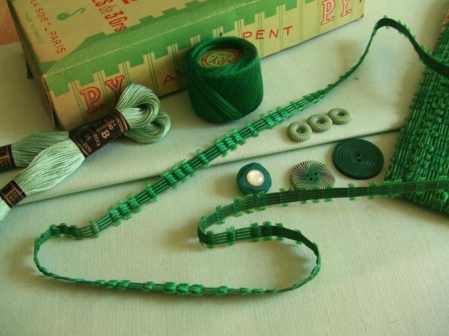 Merveilleux ruban en soie de couleur vert Emeraude, période 1900, 10mm