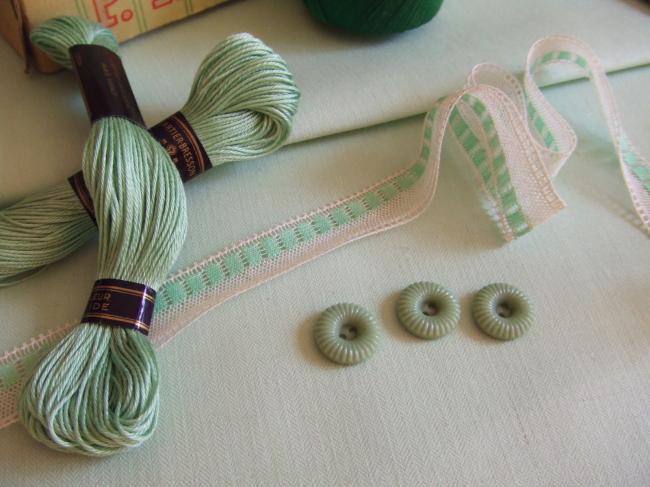Charmante dentelle ancienne blanche et motif rose vert d'eau (16mm)