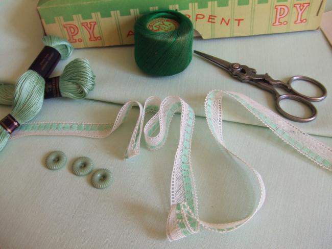 Charmante dentelle ancienne blanche et motif rose vert d'eau (16mm)
