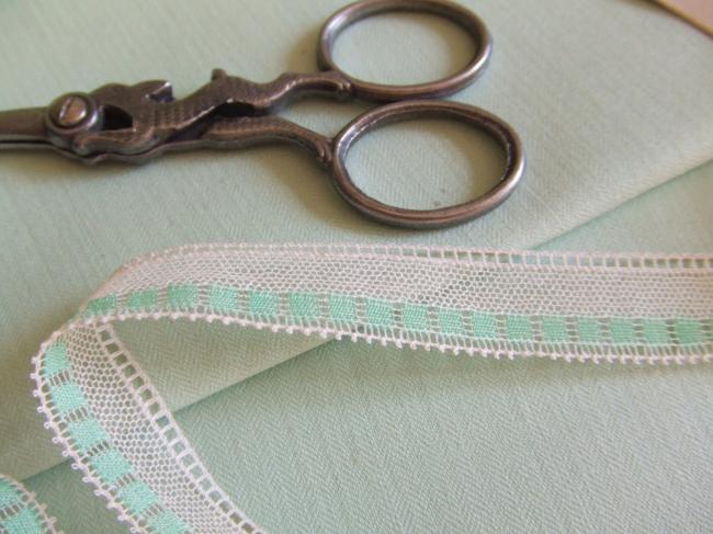 Charmante dentelle ancienne blanche et motif rose vert d'eau (16mm)