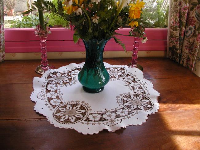 Stunning Madeira table centre with Richelieu hand made works