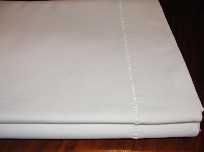 Lovely sheet in linen and cotton with pulled thread.