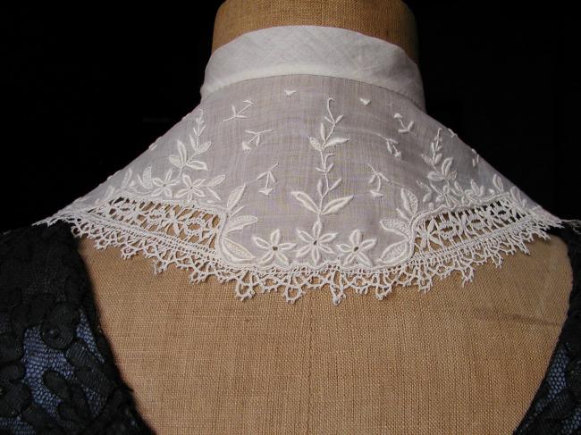 So charming collar in linon with floral embroidery and fine Cluny lace