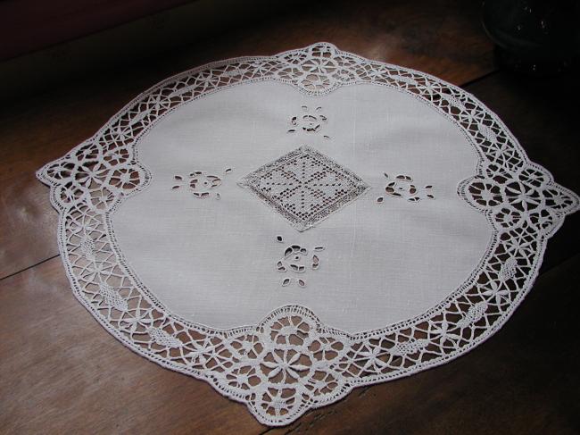 Lovely round table centre with filet lace, Richelieu works and Cluny lace 1920
