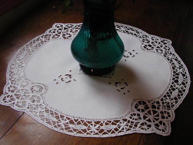 Lovely round table centre with filet lace, Richelieu works and Cluny lace 1920
