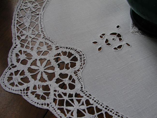 Lovely round table centre with filet lace, Richelieu works and Cluny lace 1920