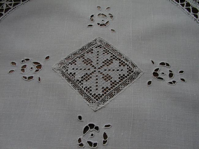 Lovely round table centre with filet lace, Richelieu works and Cluny lace 1920