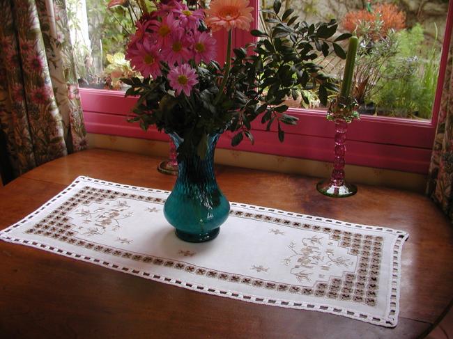 Lovely table runner with exquisite detailed embroidery 1920-30