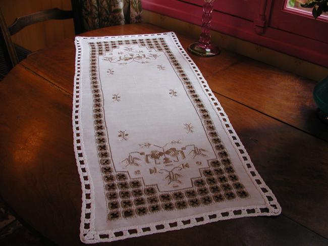 Lovely table runner with exquisite detailed embroidery 1920-30