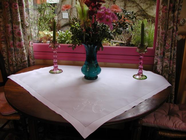 Magnifique nappe en pûr fil de lin avec un très beau monogramme fleuri H