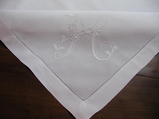 Magnifique nappe en pûr fil de lin avec un très beau monogramme fleuri H