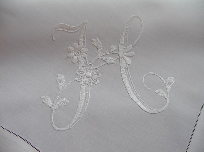 Magnifique nappe en pûr fil de lin avec un très beau monogramme fleuri H