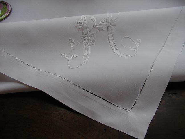 Magnifique nappe en pûr fil de lin avec un très beau monogramme fleuri H
