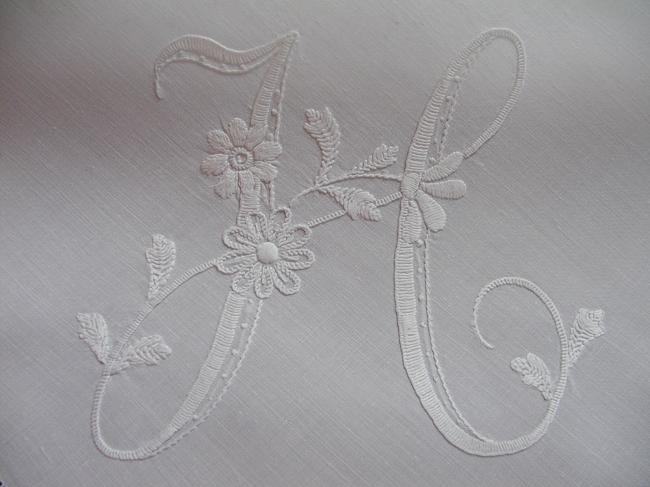 Magnifique nappe en pûr fil de lin avec un très beau monogramme fleuri H