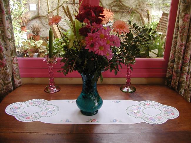 Such a lovely and romantic table runner with sweet embroidered spring flowers