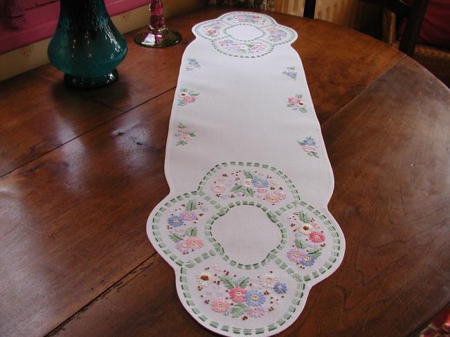 Such a lovely and romantic table runner with sweet embroidered spring flowers