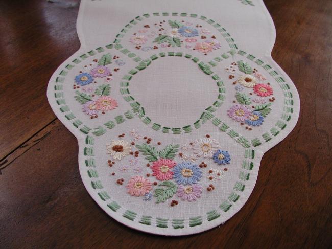 Such a lovely and romantic table runner with sweet embroidered spring flowers