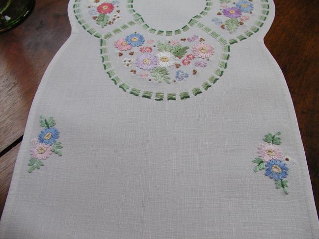 Such a lovely and romantic table runner with sweet embroidered spring flowers