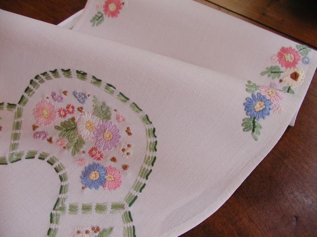 Such a lovely and romantic table runner with sweet embroidered spring flowers