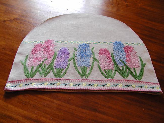 Such a pretty and romantic tea cosy with hyacinth flowers