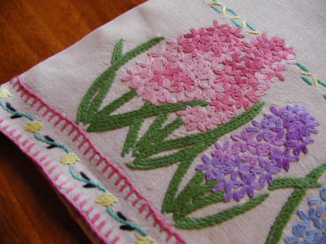 Such a pretty and romantic tea cosy with hyacinth flowers