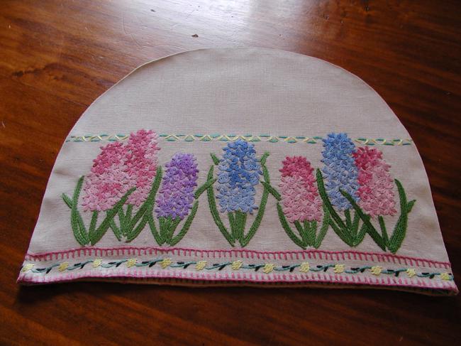 Such a pretty and romantic tea cosy with hyacinth flowers