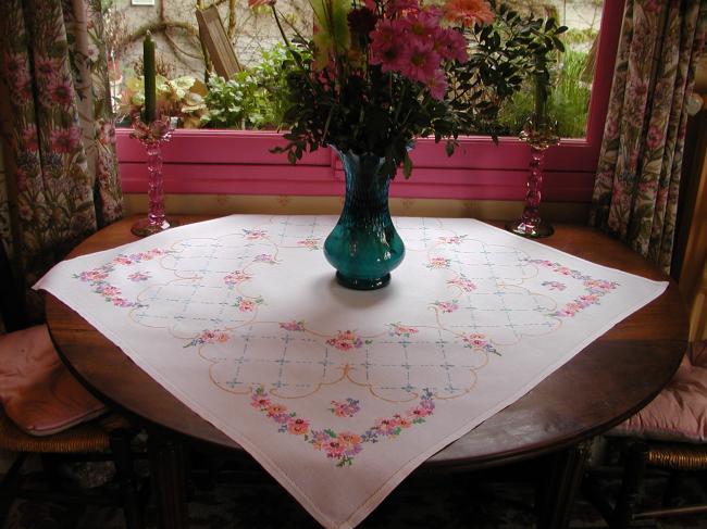 Très grâcieuse nappe richement brodée de petites fleurs