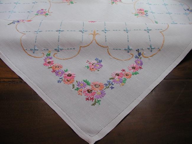 Très grâcieuse nappe richement brodée de petites fleurs