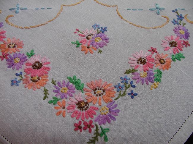 Très grâcieuse nappe richement brodée de petites fleurs