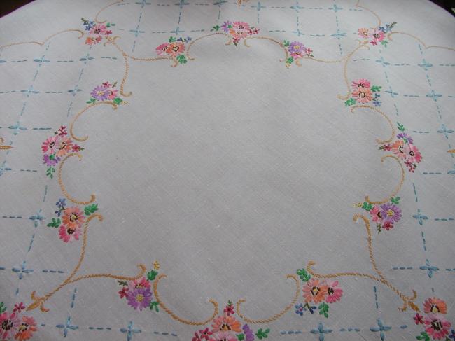 Très grâcieuse nappe richement brodée de petites fleurs